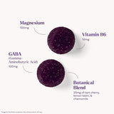 Natrol gomitas en mano para comparar tamaño y facilitar la dosificación visual
