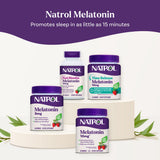Natrol gomitas sobre mesilla, convenientes para la rutina nocturna
