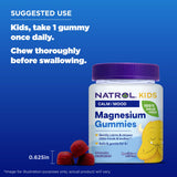 Natrol Kids frasco abierto con gomitas dispuestas, conveniente suministro mensual