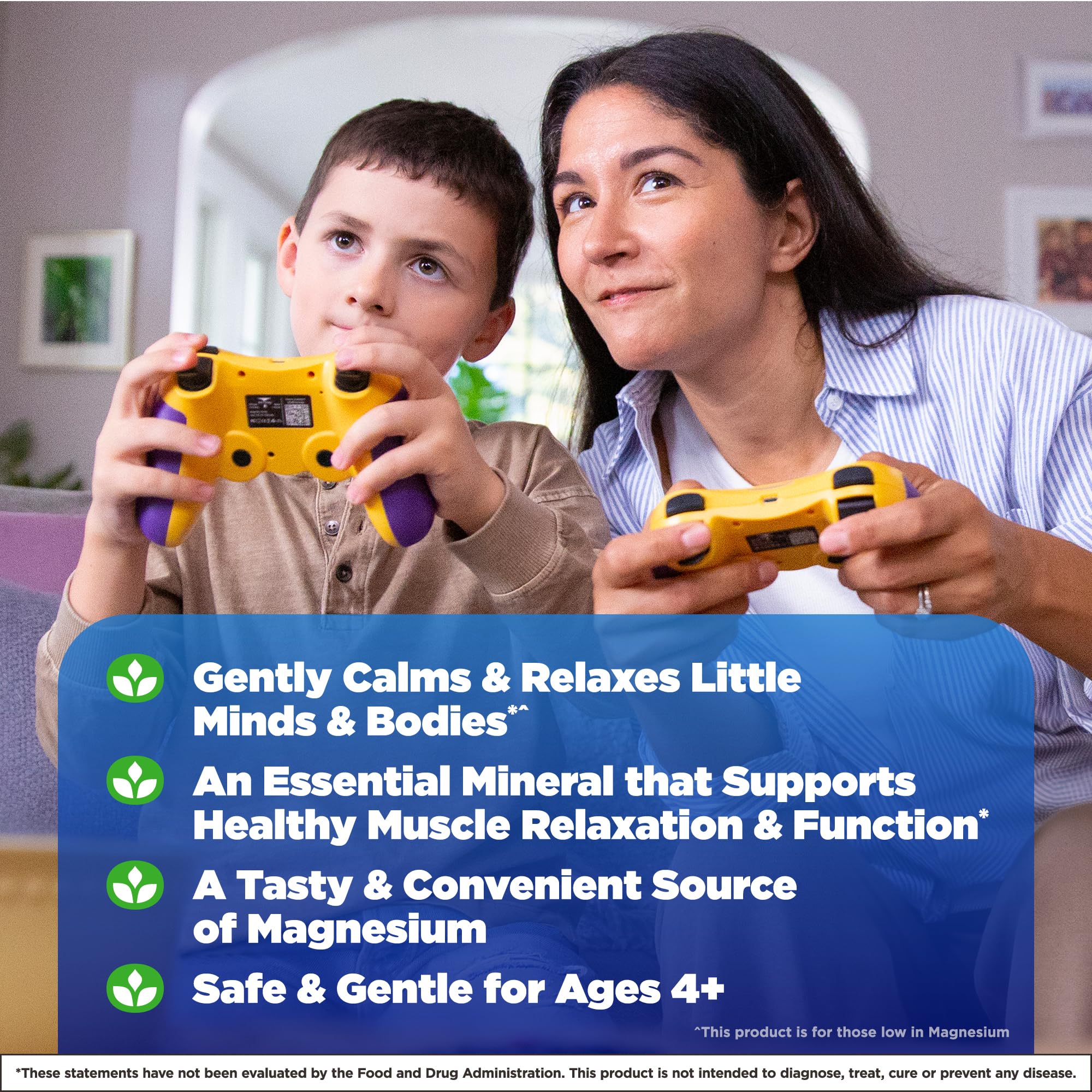 Natrol Kids gomita en la mano para mostrar tamaño y facilidad de uso