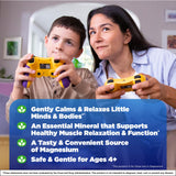 Natrol Kids gomita en la mano para mostrar tamaño y facilidad de uso
