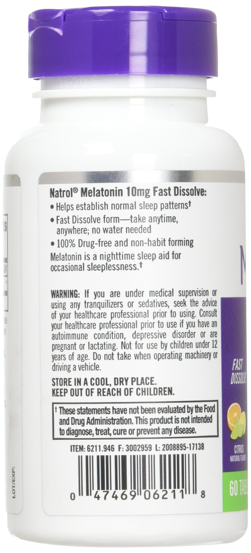 Natrol tableta masticable en mano mostrando textura y comodidad de uso