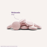 Detalle de textura de la tableta Natrol mostrando facilidad de disolución