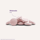 Natrol tableta en mano para comparar tamaño y facilitar dosificación