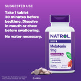 Natrol comprimido en la mano para comparar tamaño y dosificación simple