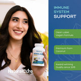 Natural Cure Labs cápsulas en mano para comparar tamaño y fácil dosificación