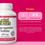Natural Factors cápsula en mano para comparar tamaño y dosificación práctica