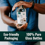 Natural Force botella 32 oz en mano para comparar tamaño y porción