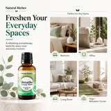 Natural Riches comparación de tamaño 30 ml junto a una moneda para escala