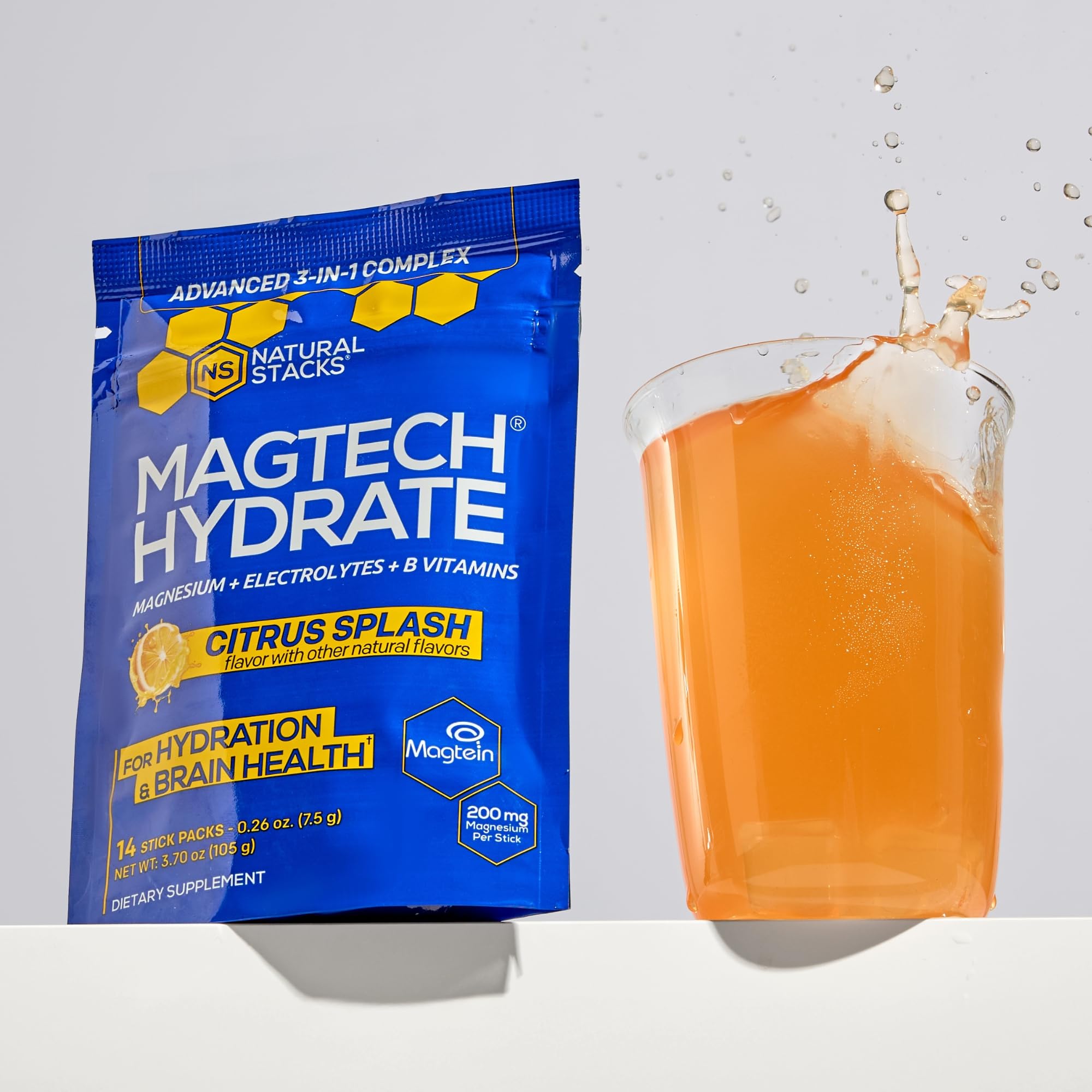 NATURAL STACKS MagTech comparación de tamaño del sobre y botella de agua