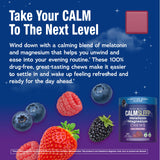 Gomitas CALMSleep junto a una mesita de noche sugiriendo una rutina relajante Natural Vitality