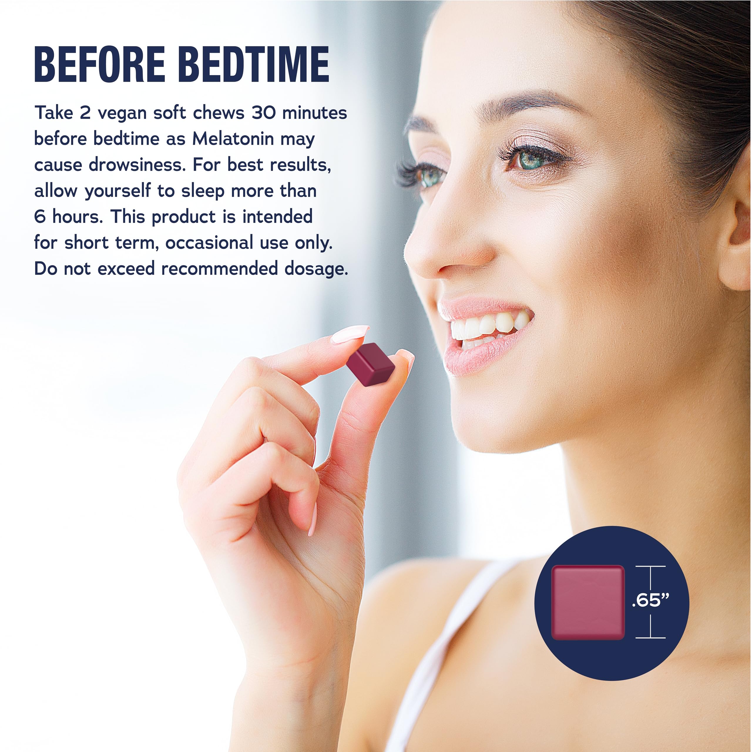 Gomita CALMSleep en mano destacando la textura masticable y conveniencia Natural Vitality