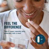 Natural Vitality cápsula junto a una moneda para comparar tamaño y dosificación