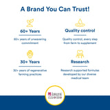 Natural Factors CranRich cápsula en mano mostrando conveniencia para tomar fuera