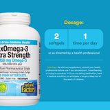 Natural Factors cápsulas RxOmega‑3 en mano demostrando tamaño y dosificación conveniente