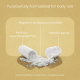 NaturaLife Labs cápsula en mano para mostrar tamaño y escala