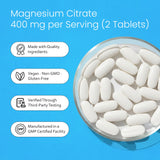 Tableta de NaturaLife Labs en mano mostrando tamaño cómodo para tragar