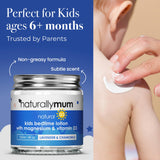 NaturallyMum loción junto a mano para comparar tamaño del envase