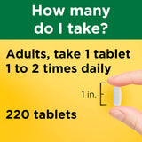 Tablet en la palma comparada con una moneda, escala Nature Made