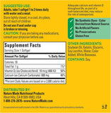 Nature Made mano sosteniendo softgel listo para consumir con comodidad