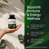 NatureBell cápsulas en mano para comparar tamaño y dosis diaria