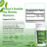 NatureCity cápsula abierta mostrando polvo de aloe liofilizado, concentración nutritiva