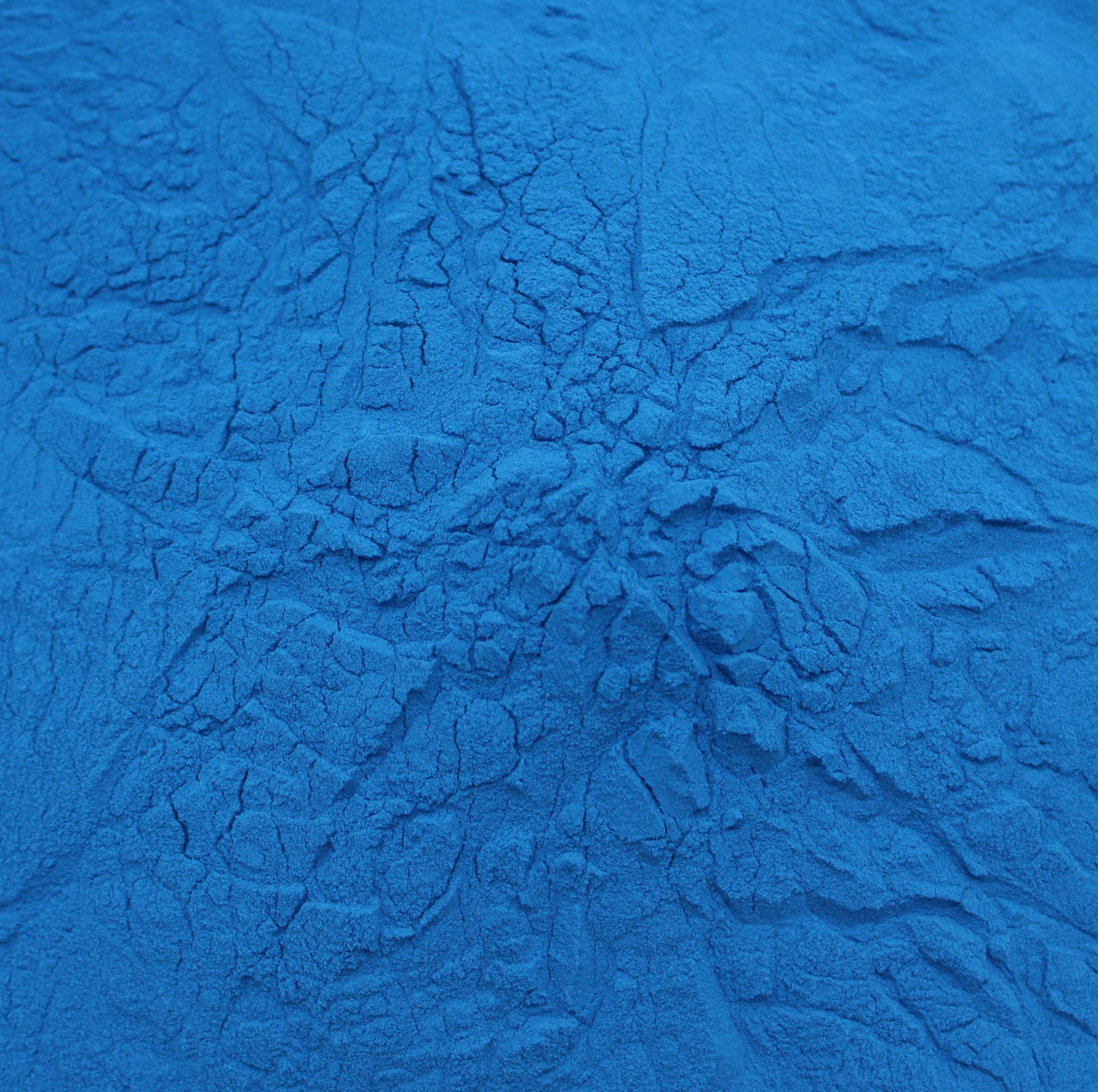 Naturejam primer plano del polvo azul, textura fina ideal para mezclar
