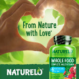 NATURELO cápsula en mano para comparar tamaño y dosificación práctica