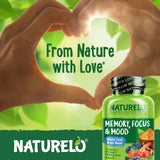 NATURELO cápsulas en la mano para comparar tamaño y facilidad de ingestión
