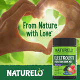 NATURELO persona usando la bebida durante entrenamiento al aire libre para reponer electrolitos