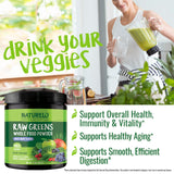 NATURELO manos sosteniendo un batido con Raw Greens para uso práctico diario