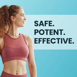 Nature's Base cápsula en mano para comparar tamaño y consumir una al día
