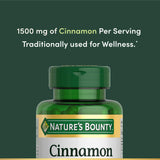 Nature's Bounty cápsula en mano para comparar tamaño y facilitar dosis