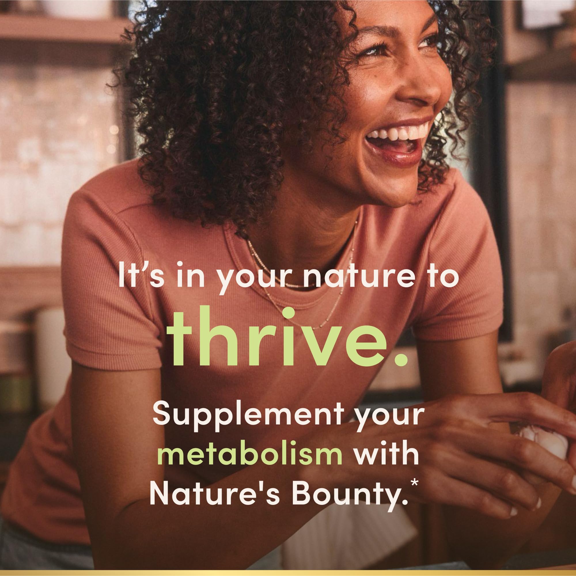 Nature's Bounty cápsulas junto a desayuno para ilustrar uso con comidas