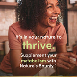 Nature's Bounty cápsulas junto a desayuno para ilustrar uso con comidas