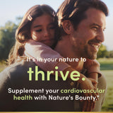 Nature's Bounty cápsulas en mano para comparar tamaño y dosificación