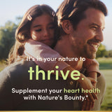 Nature's Bounty cápsula en mano para comparar tamaño y facilidad de ingestión