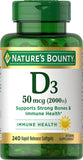 Nature's Bounty softgel junto a moneda para comparar tamaño y percepción práctica