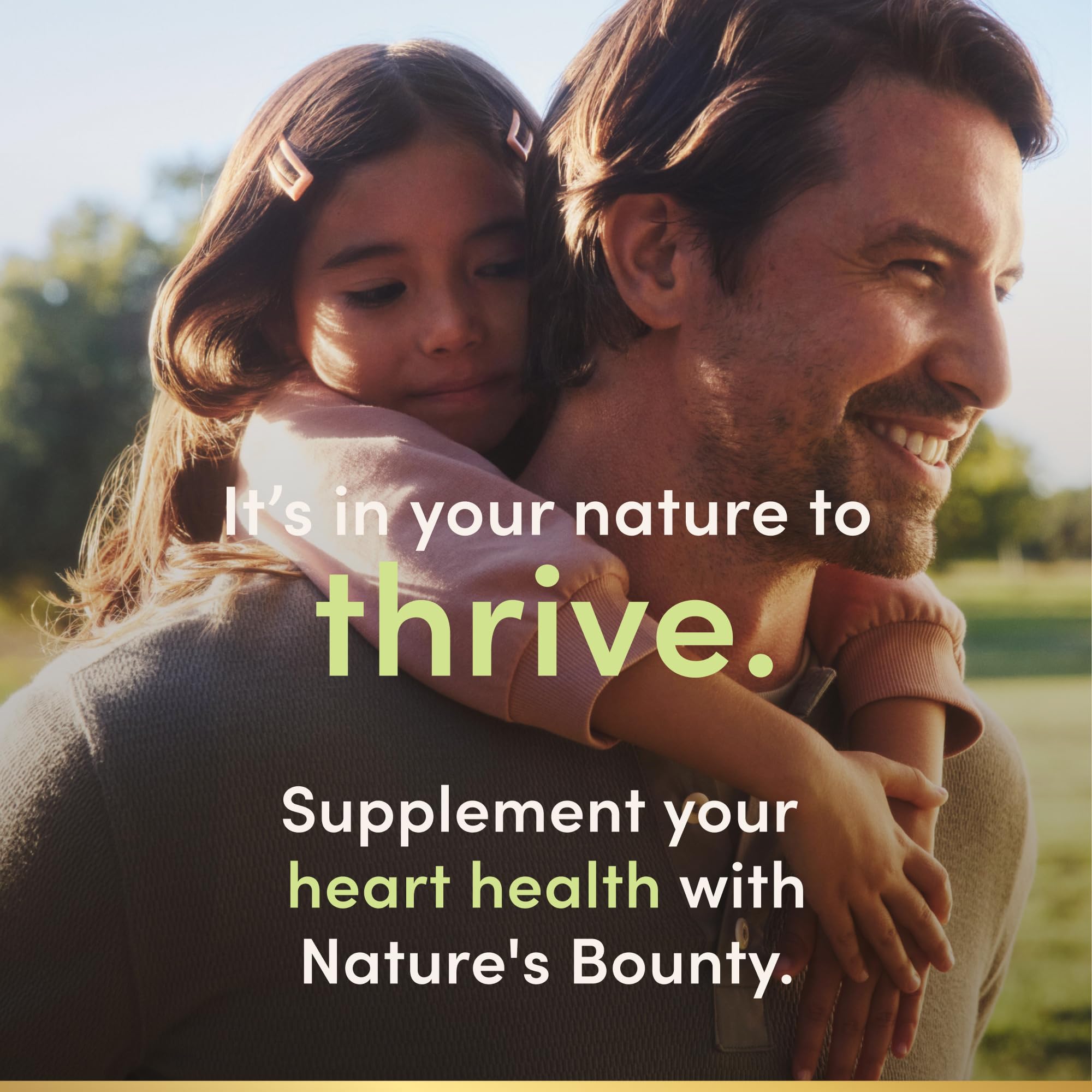 Nature's Bounty cápsula en mano para comparar tamaño y dosificación conveniente