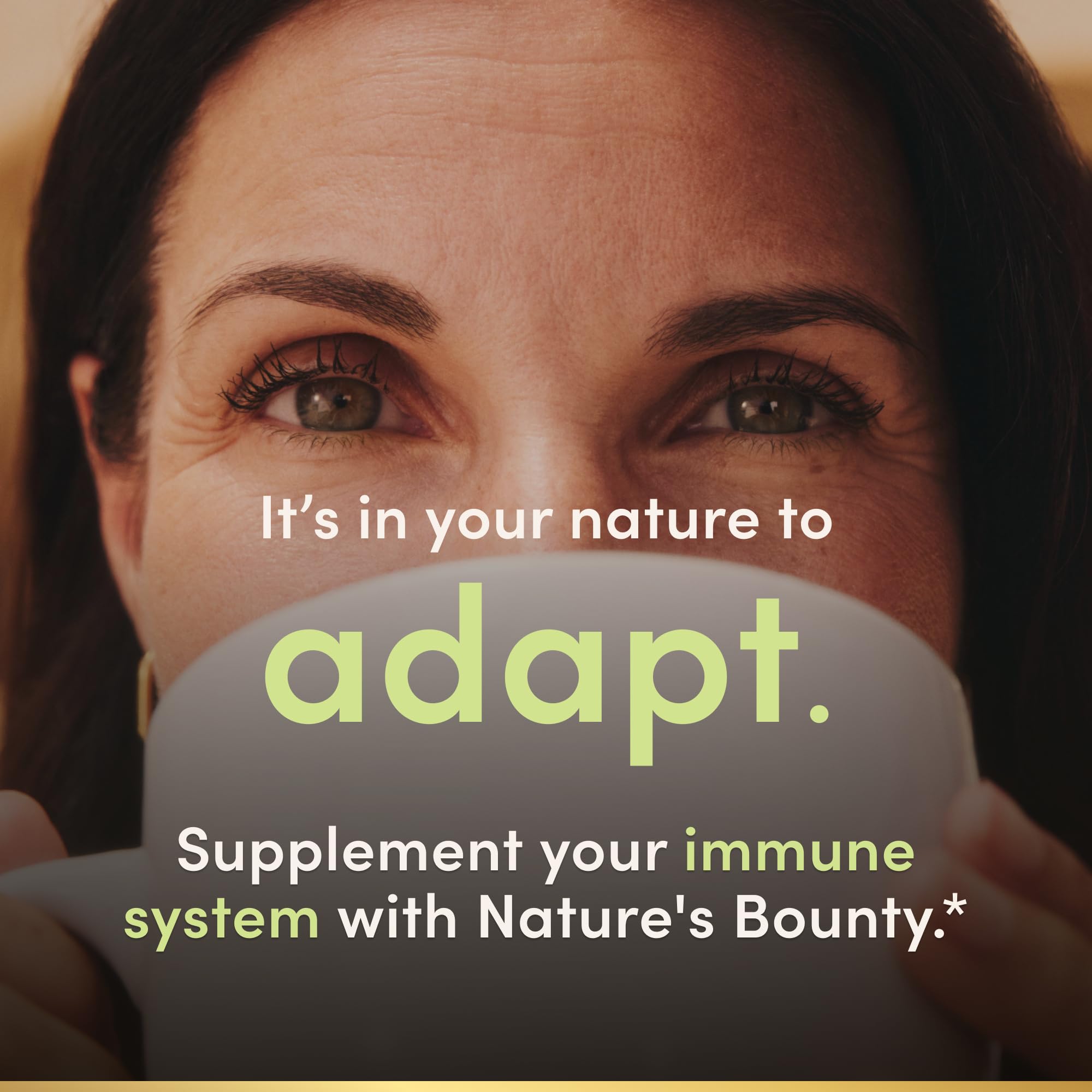 Nature's Bounty apertura de cápsula vertiendo contenido en taza para preparar té