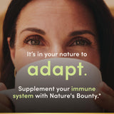 Nature's Bounty apertura de cápsula vertiendo contenido en taza para preparar té
