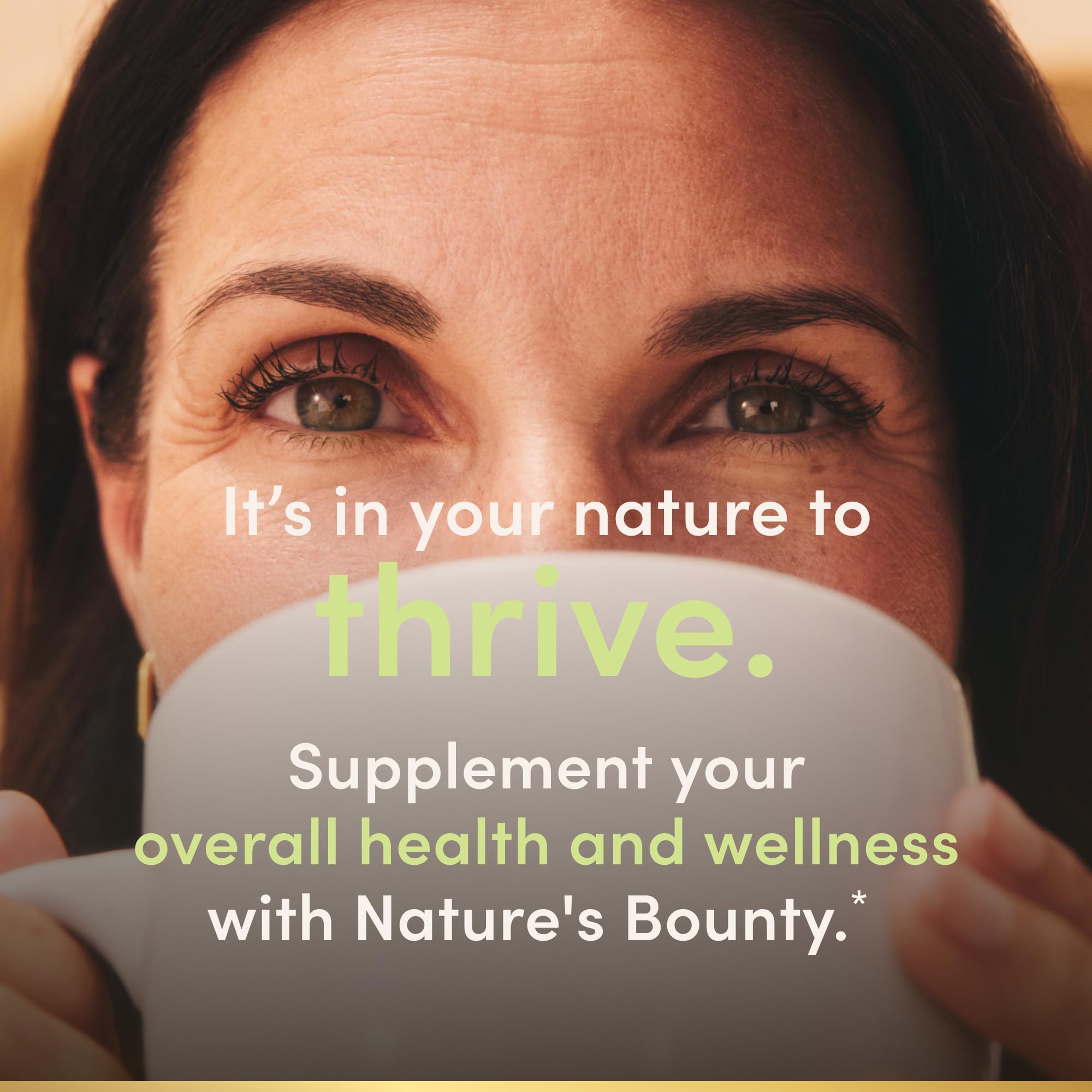 Nature's Bounty mano sosteniendo cápsula, muestra facilidad de uso y tamaño práctico