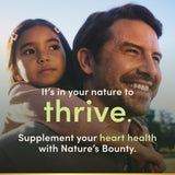 Nature's Bounty cápsula sobre mesa junto a comida, uso práctico con las comidas