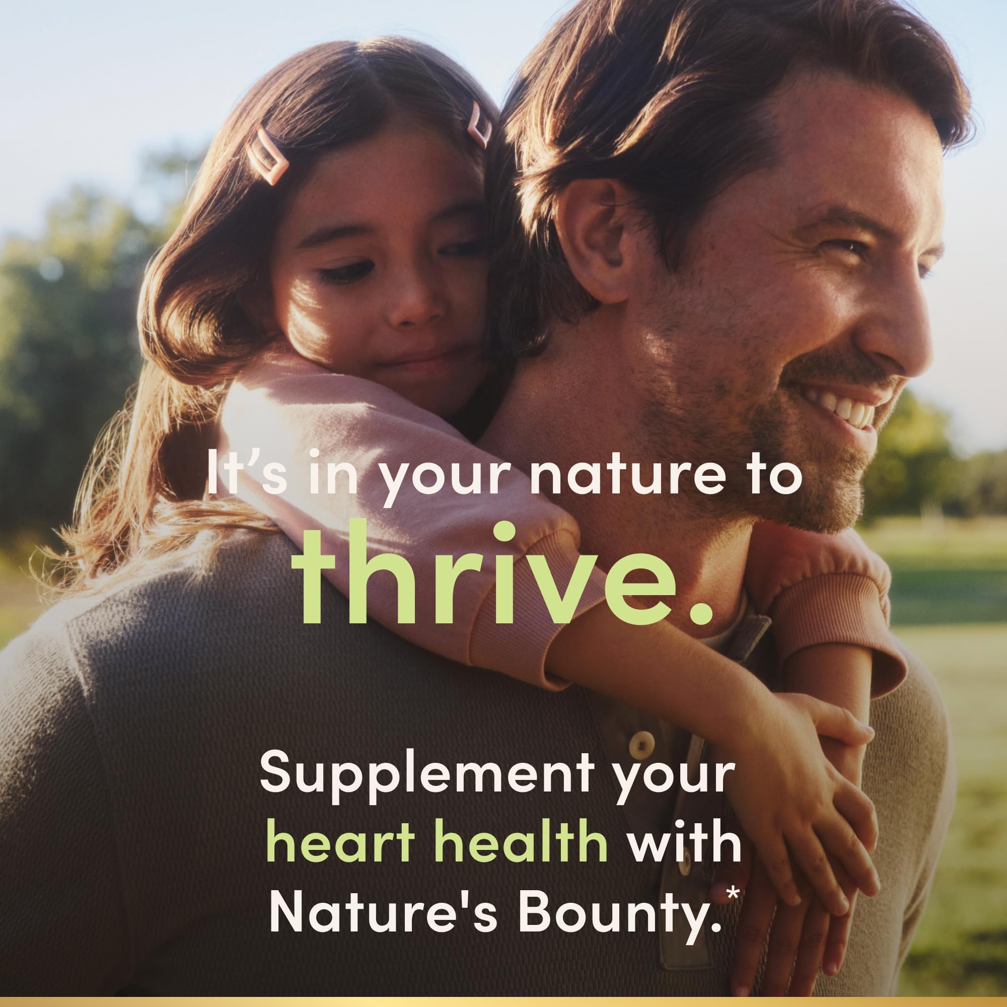 Nature's Bounty tableta en mano para comparar tamaño y dosificación visualmente