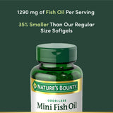 Nature's Bounty cápsula en mano para comparar tamaño y facilitar toma diaria