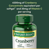 Nature's Bounty softgel en mano para comparar tamaño y facilidad de toma
