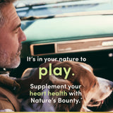Nature's Bounty softgel en mano para mostrar tamaño y escala