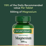 Nature's Bounty tableta en mano para comparar tamaño y dosis práctica