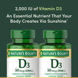 Nature's Bounty cápsulas en mano, muestra de dosis práctica para viajes