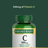 Nature's Bounty tabletas en mano resaltando la conveniencia de consumo